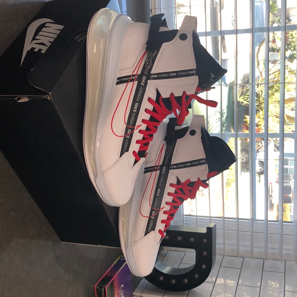 I’m selling Nike Air Max 720 Saturn